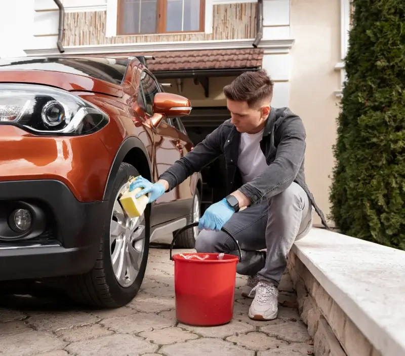 Lavage auto à domicile Montrond-le-Château : professionnel intervenant sur un véhicule